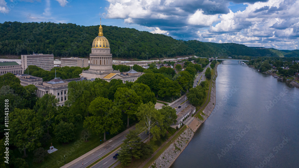 Obraz premium MAY 8, 2023 - CHARLESTON, WEST VIRGINIA, USA - State Capitol of West Virginia features Kanawha River