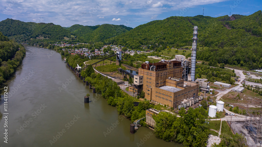 Φωτογραφία MAY 8, 2023 - GLASGOW, WEST VIRGINA - USA -aerial view of coal burning Kanawaha