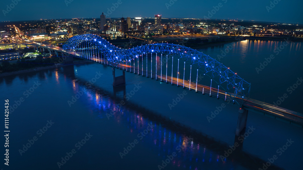 Fotografia JULY 6, 2023 - MEMPHIS, TN, USA - Hernando De Soto Bridge LIGHT SHOW - Memphis,