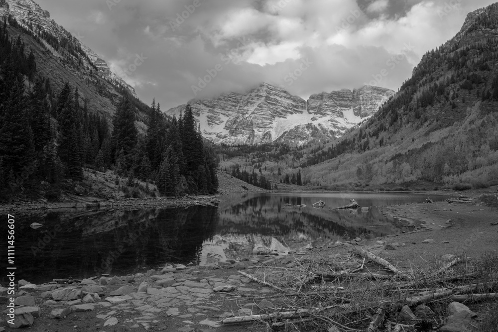 Fototapeta premium OCTOBER 2023, ASPEN COLORADO, USA - sunrise on Maroon Bells, Aspen Colorado in autumn color