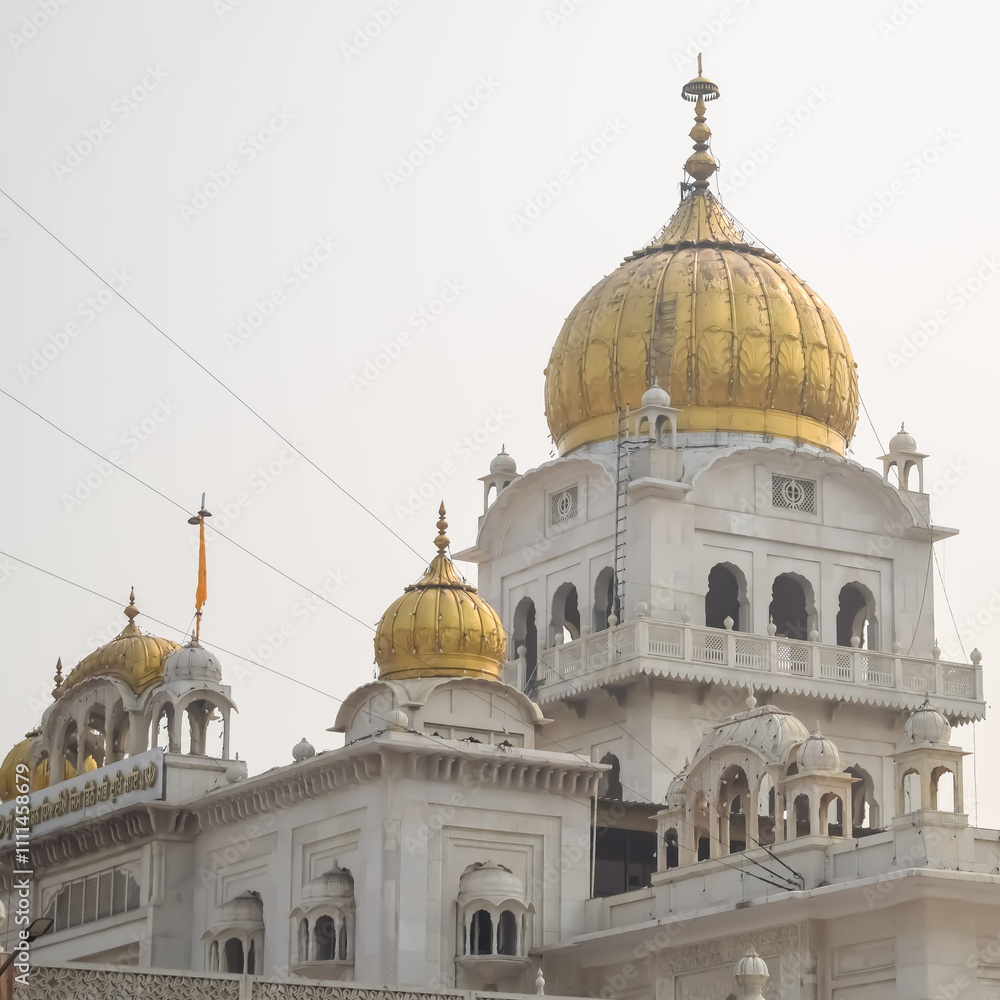 Obraz premium Gurdwara Bangla Sahib is the most prominent Sikh Gurudwara, Bangla Sahib Gurudwara inside view during evening time in New Delhi, India, Sikh Community one of the famous gurudwara Bangla Sahib