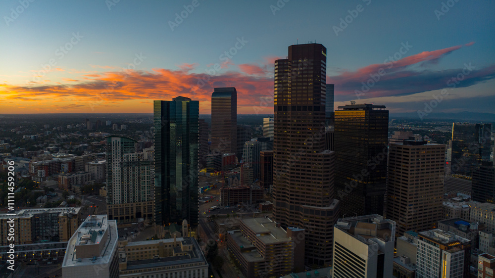Obraz premium SEPTEMBER 30, 2023 - DENVER, CO., USA - sunset on Denver skyline looking west towards Rocky Mountains