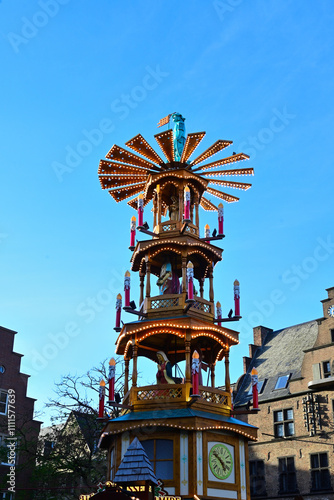 Weihnachtspyramide und Quirinus Münster in Neuss, Deutschland