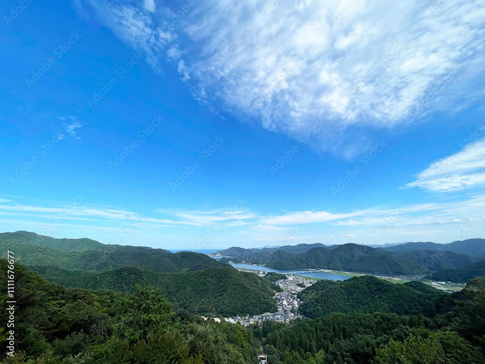 Naklejka premium 青空の山頂から望む城崎の温泉街と山並み