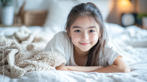 Wallpaper Mural 部屋で笑う若い女の子 Torontodigital.ca