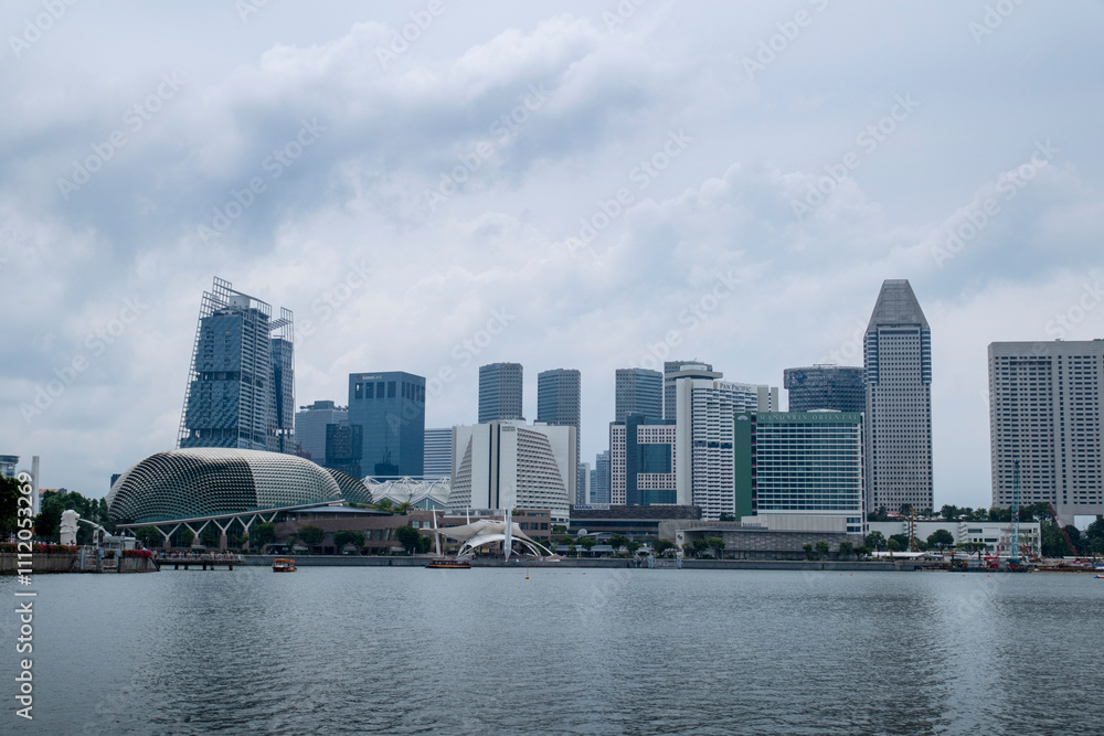 Fototapeta premium Marina Bay Sands, Singapore. Beautiful views of nearby buildings on the waters of Marina Bay Sands.