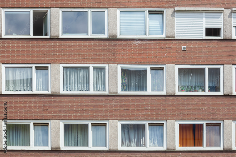 Fototapeta premium Fensterfront an einem monotonen Wohngebäude, Bremen, Deutschland