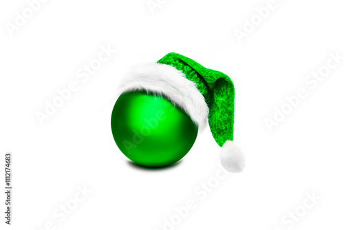 Weihnachtsmütze auf Weihnachtskugel vor Wiess