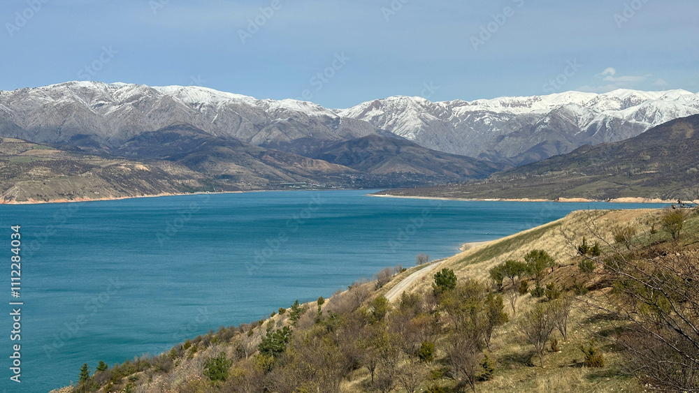 Obraz premium reservoir in the mountains with snowy peaks