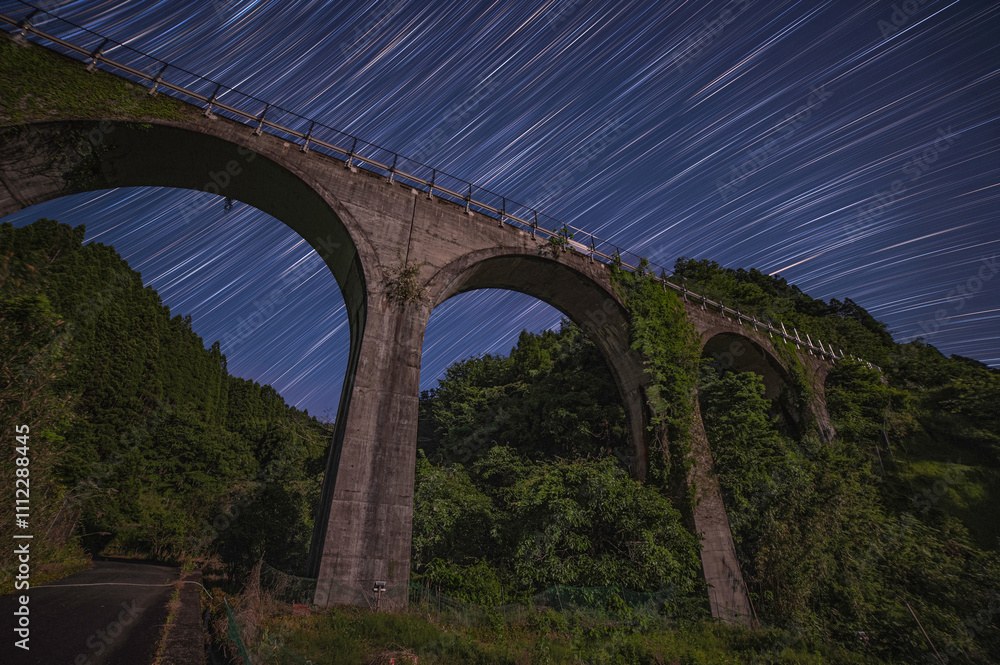 Fototapeta premium 栗木野橋梁（金剛野橋）と星空