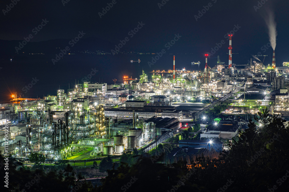 Fototapeta premium 高台から望む大竹市の工場夜景