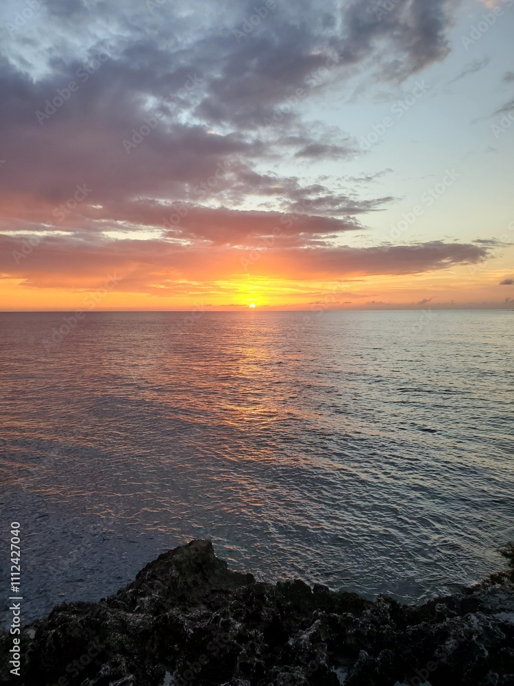 Obraz premium Sunset over ocean horizon