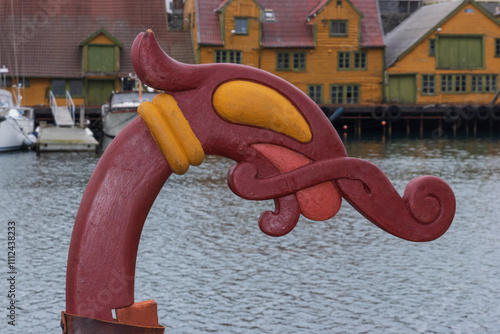 Obraz na płótnie Close-up of carved wooden dragon head of a viking ship, w salonie