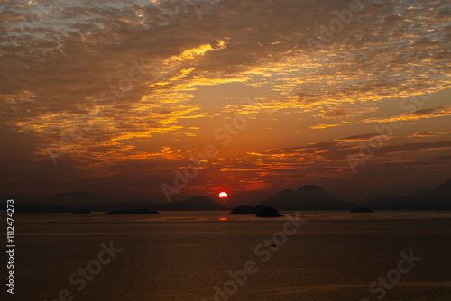 Obraz na płótnie seascape with the sunrise over the islands w salonie