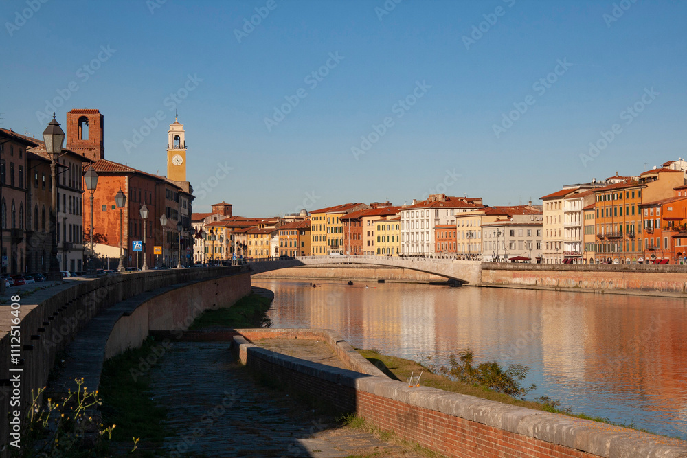 Naklejka premium Italia, Toscana, Pisa, palazzi lungo il corso del fiume Arno.