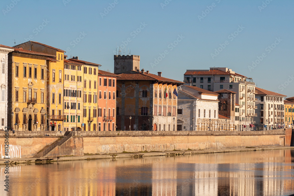 Fototapeta premium Italia, Toscana, Pisa, palazzi lungo il corso del fiume Arno.