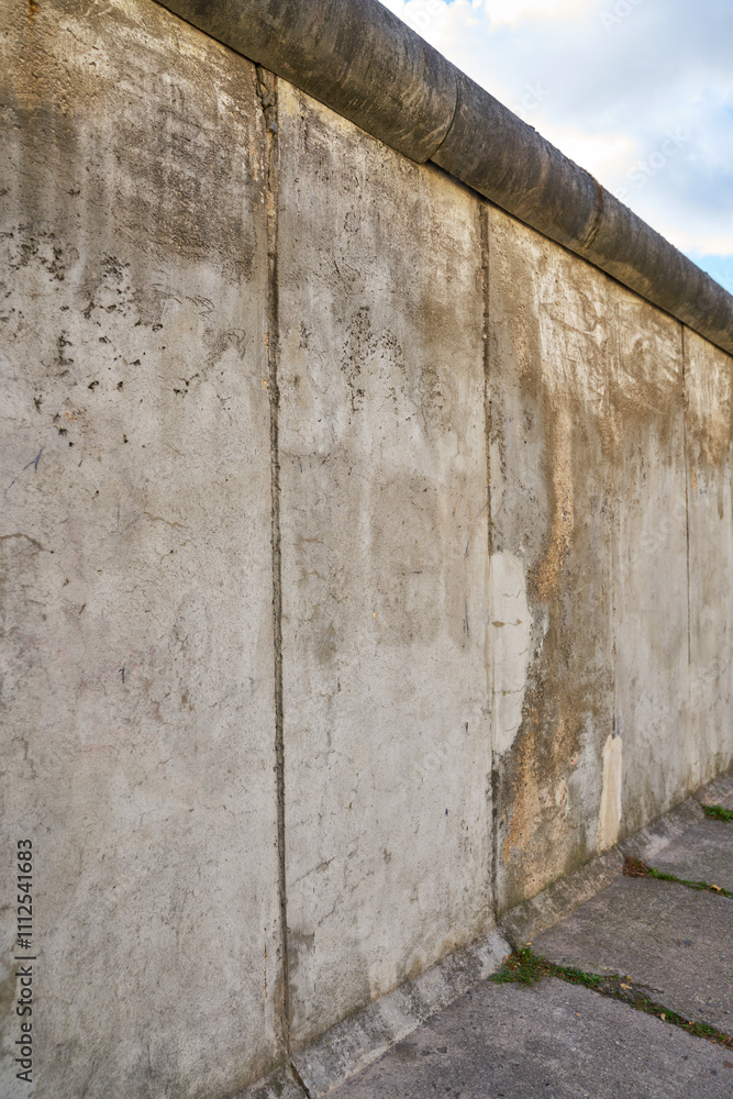 Obraz premium Original East-West Berlin Wall Section vertical. A preserved section of the original east-west Berlin Wall at the Berlin Wall Memorial on Bernauer strasse, Germany.