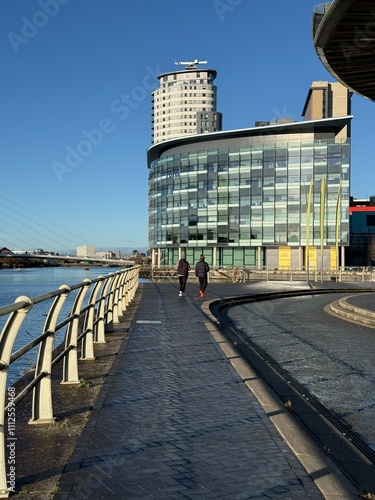 Foto Modern buildings and landmarks next to the water with a clear blue sky background