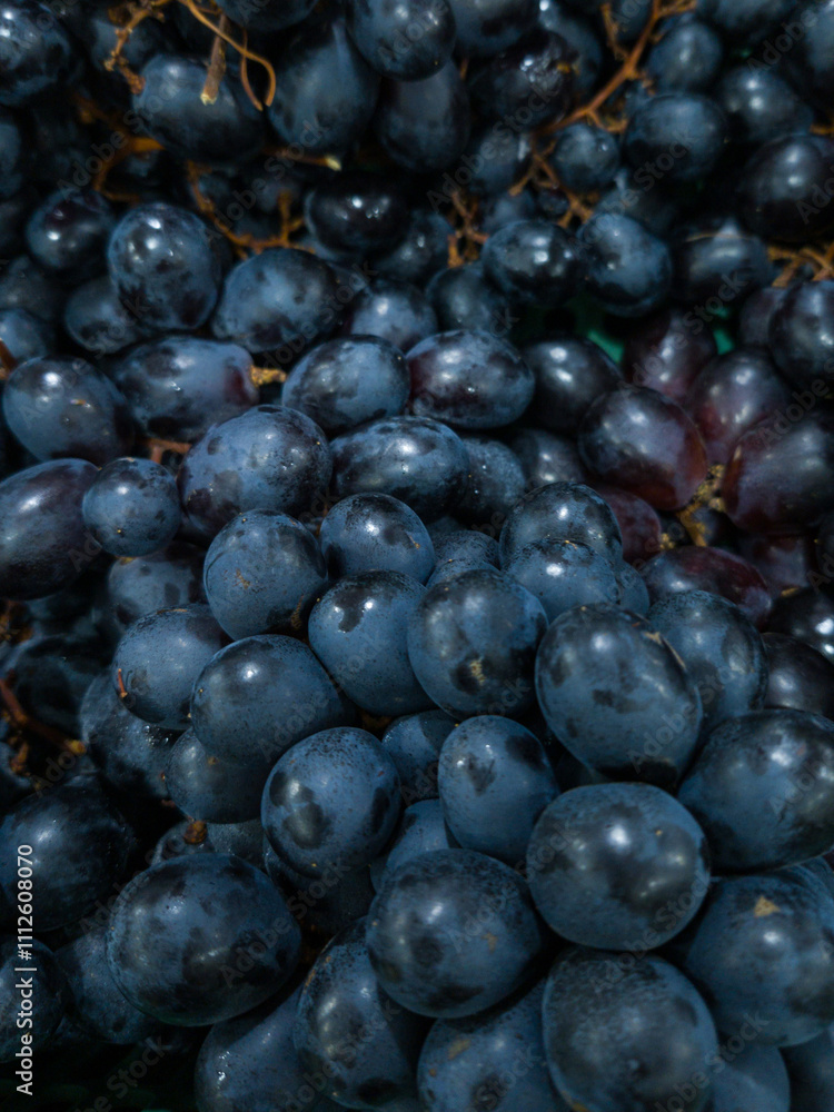 Um conjunto de uvas maduras, frescas, quadro cheio. Fundo de comida. Um conjunto de uvas maduras, frescas, quadro cheio. Fundo de comida.