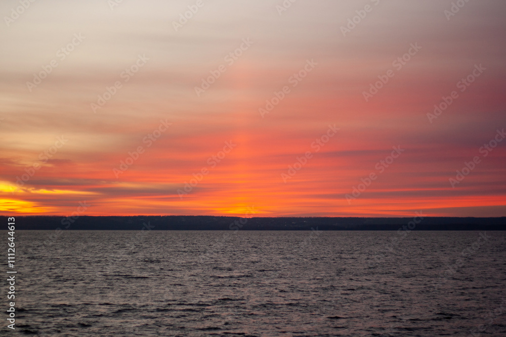 Fototapeta premium a sunset with clouds and a sunset on the horizon.