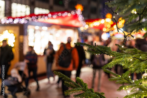 Besucher auf einem Weihnachtsmarkt am Abend photo