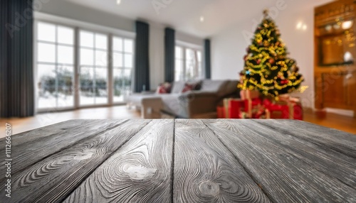 
Primer plano de una superficie de madera grisácea Lisa en perspectiva vacía con el interior de una vivienda al fondo en desenfoque el fondo contiene decoraciones navideñas desenfocadas
 photo