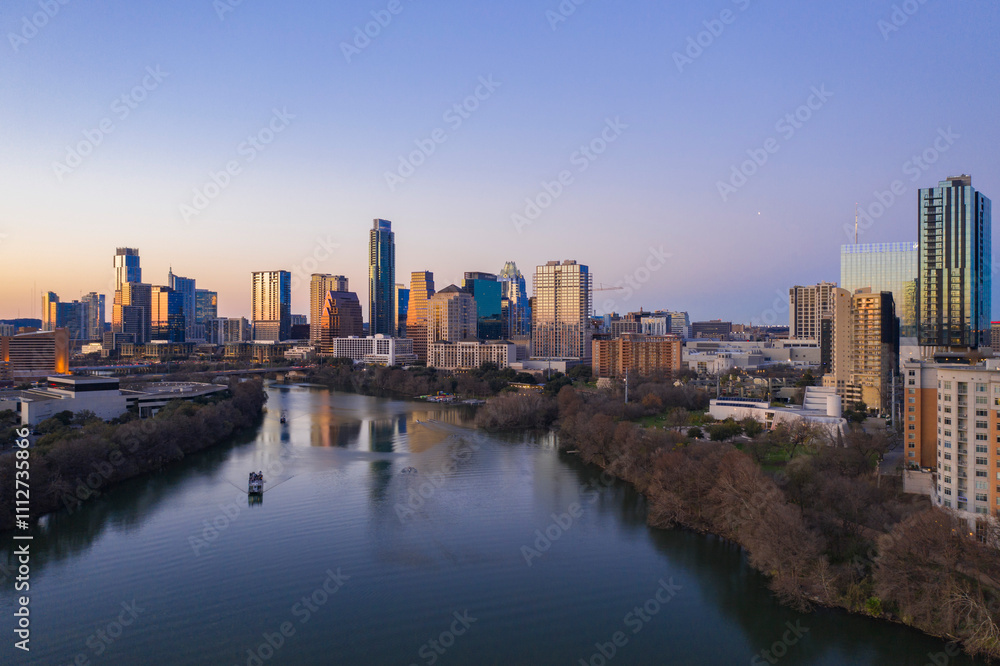Fototapeta premium city skyline at sunset over lake