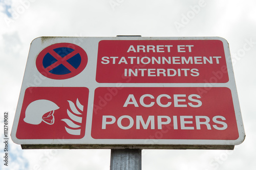 panneau de stationnement  et arrêt nterdits pour un accès réservé aux pompiers photo