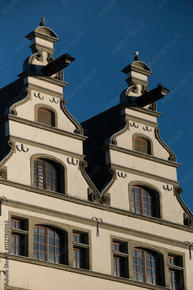 Fototapeta premium Fassaden alter Häuser am Alter Markt in Köln