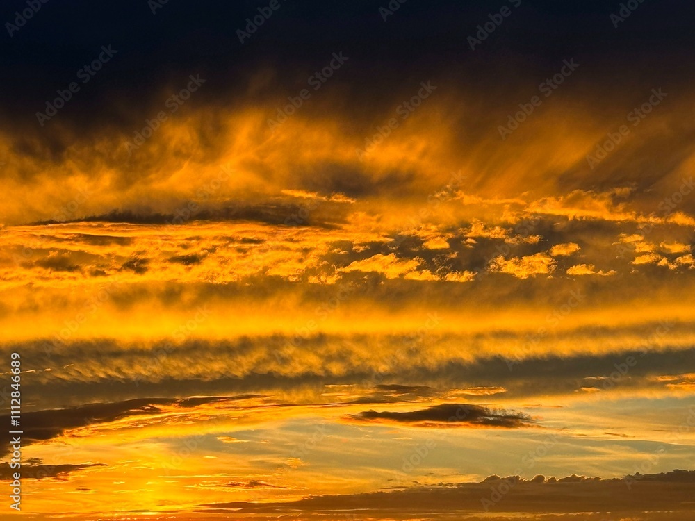 Obraz premium Golden sunset sky glowing heaven clouds