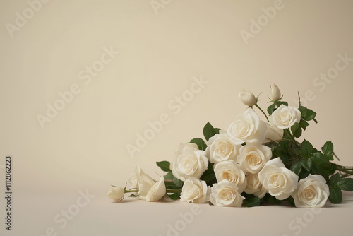 Ein elegantes Blumenarrangement aus weißen Rosen und Knospen auf einem sanften beigen Hintergrund. Perfekt für romantische Anlässe, Hochzeiten, Dekoration und zeitlose florale Ästhetik photo