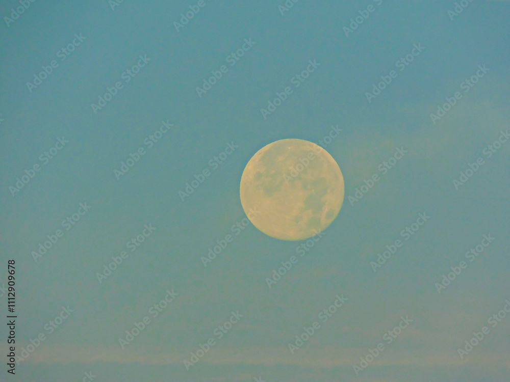 Der Mond am südlichen Himmel am Morgen