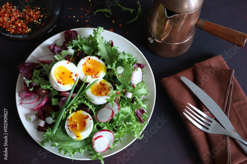 Insalata di verdure fresca e sana con uova sode servita su un piatto bianco, sfondo scuro. Direttamente sopra.