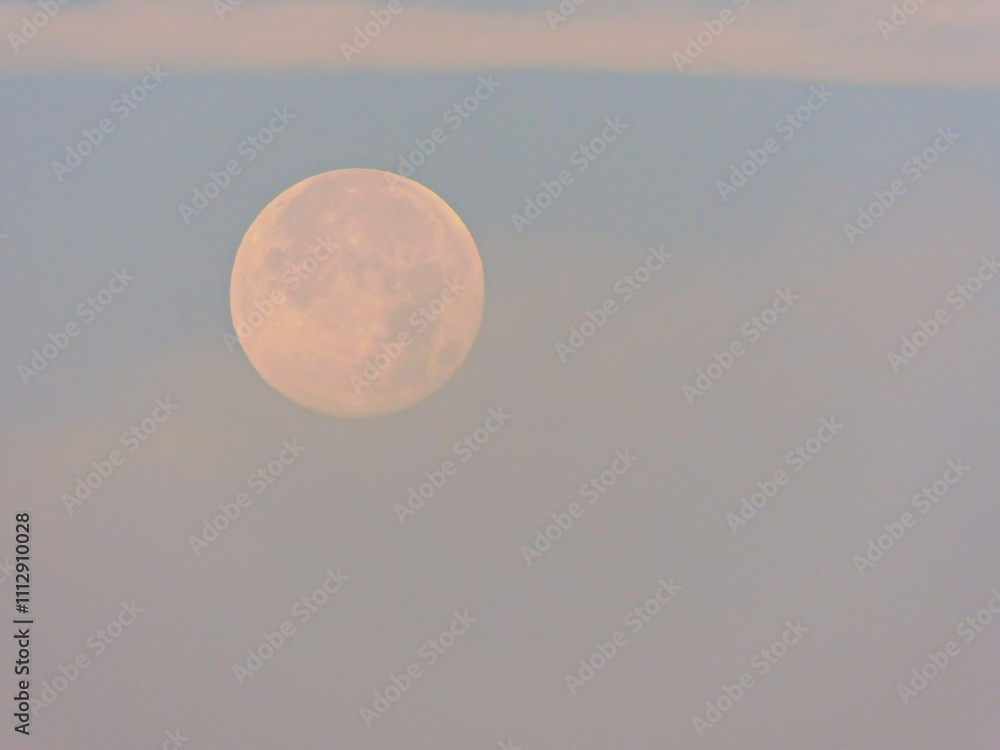 Der Mond am südlichen Himmel am Morgen