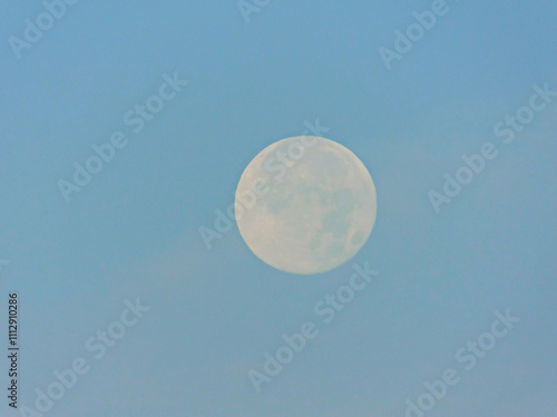 Der Mond am südlichen Himmel am Morgen