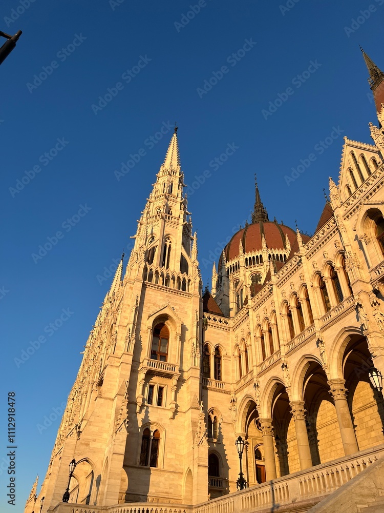 Fototapeta premium Hungarian parliament viewed from below