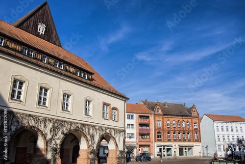Obraz na płótnie gardelegen, deutschland - marktplatz mit altem rathaus w salonie