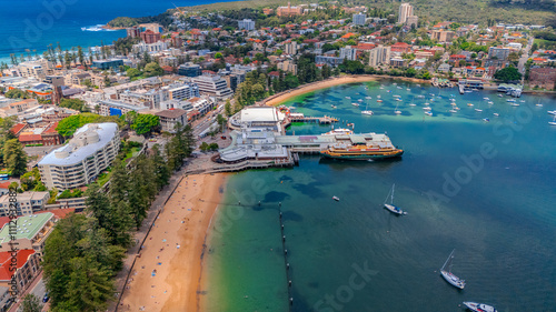 Foto Aerial View of Manly Beach and Sydney harbour with manly houses on a warm summer