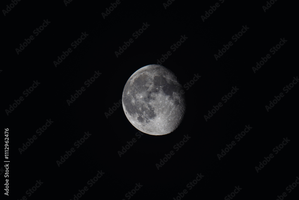 Obraz premium Waxing gibbous moon in dark night sky