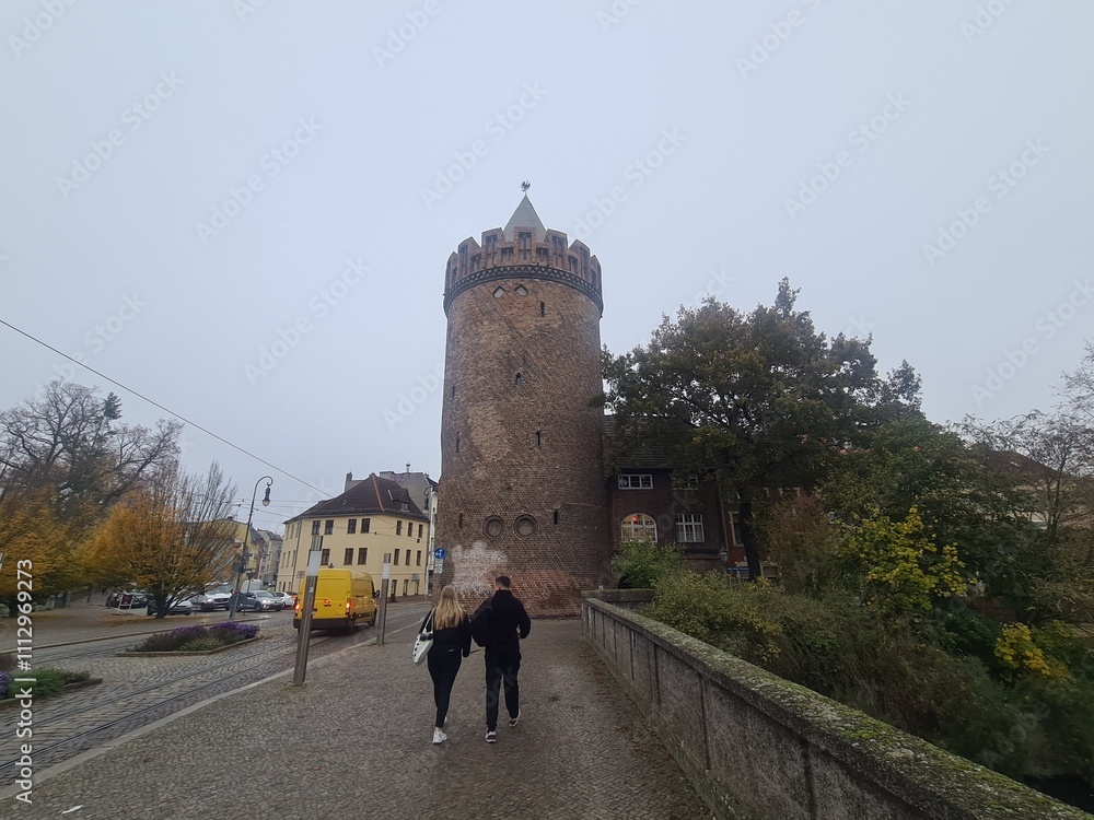 Fototapeta premium Städtische Landschaft mit altem, historischen Turm - in Brandenburg an der Havel