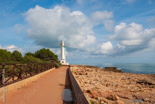 Platja Galarza und Leuchtturm Faro de Irta am Mittelmeer bei Alcossebre, Provinz Castellón, Autonome Gemeinschaft Valencia, Spanien