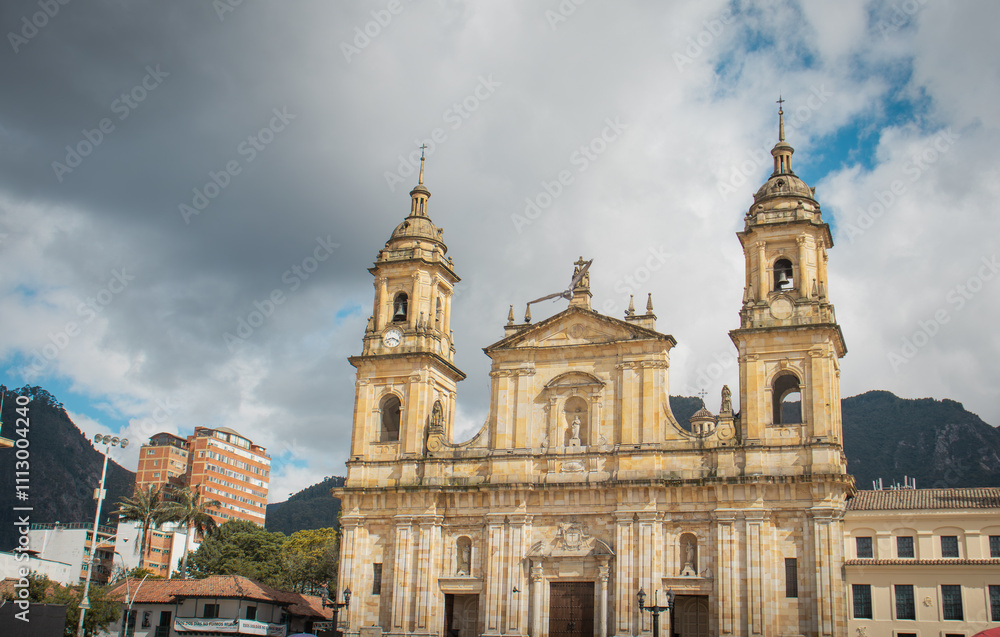 Hermosa fotografía de la catedral de Bogotá en la plaza de Bolivar. Hermosa fotografía de la catedral de Bogotá en la plaza de Bolivar.