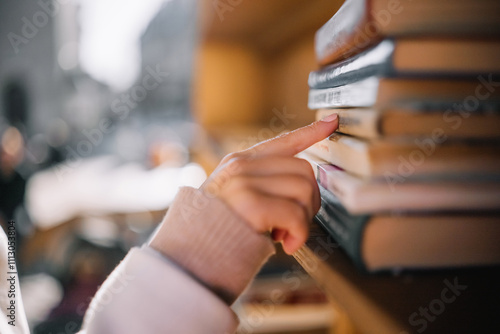 Foto Exploring a book collection at an outdoor market during a sunny afternoon