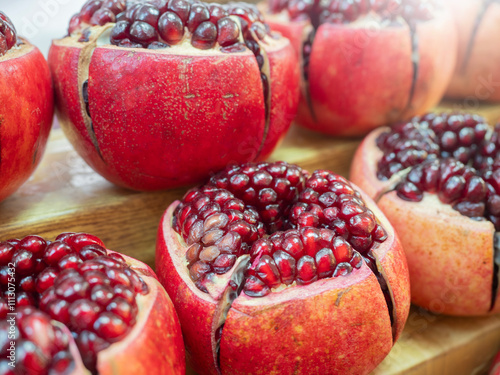 Obraz na płótnie Pomegranate fruits pattern in nature background. w salonie