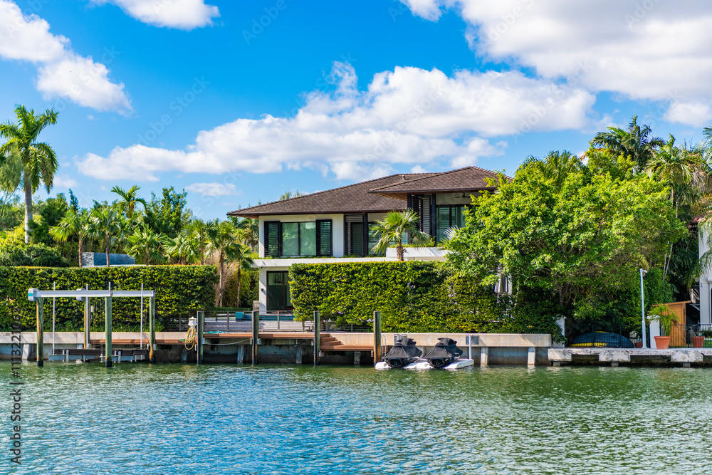 Obraz premium City waterfront with private house. Vacation building in summer. Luxury waterfront house. Hotel building architecture. Residential house. Modern building. Residential apartment in waterfront city