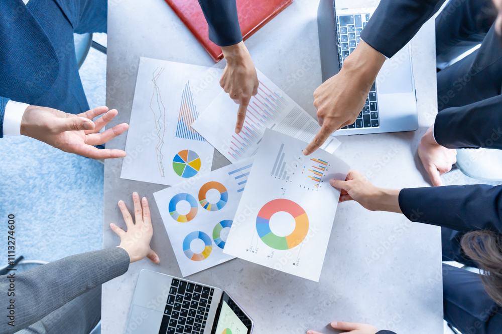 © ponta1414 - 俯瞰で資料を見ながらミーティングをするビジネスマン