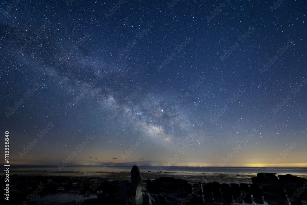 海辺のオブジェと天の川と能登半島の星空