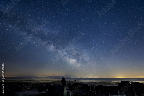 Obraz na płótnie 海辺のオブジェと天の川と能登半島の星空 w salonie