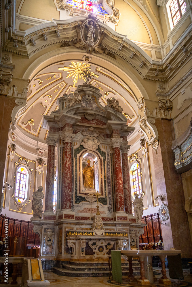 Fototapeta premium Martina Franca, Puglia, Italia: Vista diurna de la Piazza Plebiscito y la Catedral st. Martín