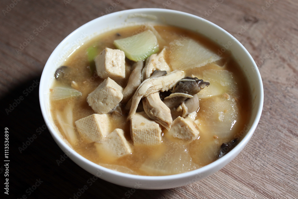 Home-cooked soybean paste soup. A savory soup made from a sauce made by fermenting beans. Soybean paste soup boiled with chicken breast.
Home-cooked soybean paste soup. A savory soup made from a sauce made by fermenting beans. Soybean paste soup boiled with chicken breast.
